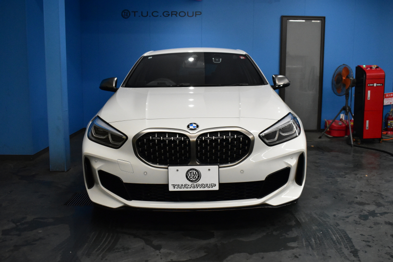 BMW 1シリーズ M135i xDrive 4WD ﾃﾞﾋﾞｭｰP ｺﾝﾌｫｰﾄ&ﾅﾋﾞｹﾞｰｼｮﾝP ﾋｰﾀｰ付ﾌﾞﾗｯｸﾚｻﾞｰMｽﾎﾟｰﾂｼｰﾄ 可変ｻｽﾍﾟﾝｼｮﾝ Mｼｰﾄﾍﾞﾙﾄ Mｽﾎﾟｰﾂﾌﾞﾚｰｷ ACC Pｱｼｽﾄ BMWﾗｲﾌﾞｺｯｸﾋﾟｯﾄ ﾀｯﾁﾊﾟﾈﾙﾅﾋﾞ ｱｯﾌﾟﾙｶｰﾌﾟﾚｲ ﾍｷｻｺﾞﾅﾙLEDﾍｯﾄﾞﾗｲﾄ  2年保証