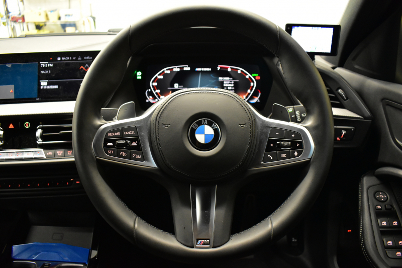 BMW 1シリーズ M135i xDrive 4WD ﾃﾞﾋﾞｭｰP ｺﾝﾌｫｰﾄ&ﾅﾋﾞｹﾞｰｼｮﾝP ﾋｰﾀｰ付ﾌﾞﾗｯｸﾚｻﾞｰMｽﾎﾟｰﾂｼｰﾄ 可変ｻｽﾍﾟﾝｼｮﾝ Mｼｰﾄﾍﾞﾙﾄ Mｽﾎﾟｰﾂﾌﾞﾚｰｷ ACC Pｱｼｽﾄ BMWﾗｲﾌﾞｺｯｸﾋﾟｯﾄ ﾀｯﾁﾊﾟﾈﾙﾅﾋﾞ ｱｯﾌﾟﾙｶｰﾌﾟﾚｲ ﾍｷｻｺﾞﾅﾙLEDﾍｯﾄﾞﾗｲﾄ  2年保証