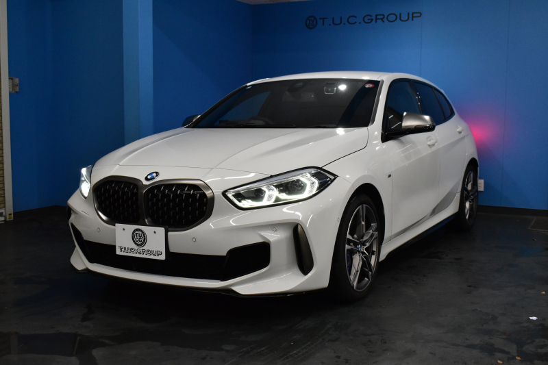 BMW 1シリーズ M135i xDrive 4WD ﾃﾞﾋﾞｭｰP ｺﾝﾌｫｰﾄ&ﾅﾋﾞｹﾞｰｼｮﾝP ﾋｰﾀｰ付ﾌﾞﾗｯｸﾚｻﾞｰMｽﾎﾟｰﾂｼｰﾄ 可変ｻｽﾍﾟﾝｼｮﾝ Mｼｰﾄﾍﾞﾙﾄ Mｽﾎﾟｰﾂﾌﾞﾚｰｷ ACC Pｱｼｽﾄ BMWﾗｲﾌﾞｺｯｸﾋﾟｯﾄ ﾀｯﾁﾊﾟﾈﾙﾅﾋﾞ ｱｯﾌﾟﾙｶｰﾌﾟﾚｲ ﾍｷｻｺﾞﾅﾙLEDﾍｯﾄﾞﾗｲﾄ  2年保証
