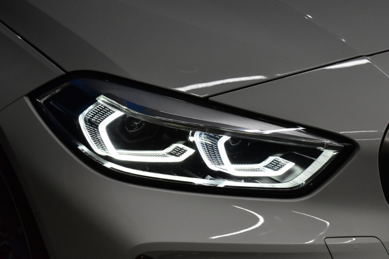 BMW 1シリーズ M135i xDrive 4WD ﾃﾞﾋﾞｭｰP ｺﾝﾌｫｰﾄ&ﾅﾋﾞｹﾞｰｼｮﾝP ﾋｰﾀｰ付ﾌﾞﾗｯｸﾚｻﾞｰMｽﾎﾟｰﾂｼｰﾄ 可変ｻｽﾍﾟﾝｼｮﾝ Mｼｰﾄﾍﾞﾙﾄ Mｽﾎﾟｰﾂﾌﾞﾚｰｷ ACC Pｱｼｽﾄ BMWﾗｲﾌﾞｺｯｸﾋﾟｯﾄ ﾀｯﾁﾊﾟﾈﾙﾅﾋﾞ ｱｯﾌﾟﾙｶｰﾌﾟﾚｲ ﾍｷｻｺﾞﾅﾙLEDﾍｯﾄﾞﾗｲﾄ  2年保証