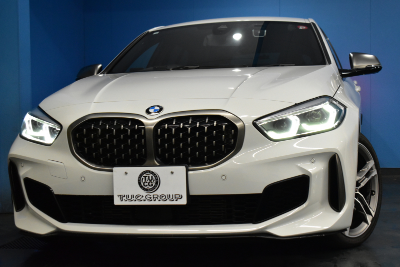 BMW 1シリーズ M135i xDrive 4WD ﾃﾞﾋﾞｭｰP ｺﾝﾌｫｰﾄ&ﾅﾋﾞｹﾞｰｼｮﾝP ﾋｰﾀｰ付ﾌﾞﾗｯｸﾚｻﾞｰMｽﾎﾟｰﾂｼｰﾄ 可変ｻｽﾍﾟﾝｼｮﾝ Mｼｰﾄﾍﾞﾙﾄ Mｽﾎﾟｰﾂﾌﾞﾚｰｷ ACC Pｱｼｽﾄ BMWﾗｲﾌﾞｺｯｸﾋﾟｯﾄ ﾀｯﾁﾊﾟﾈﾙﾅﾋﾞ ｱｯﾌﾟﾙｶｰﾌﾟﾚｲ ﾍｷｻｺﾞﾅﾙLEDﾍｯﾄﾞﾗｲﾄ  2年保証