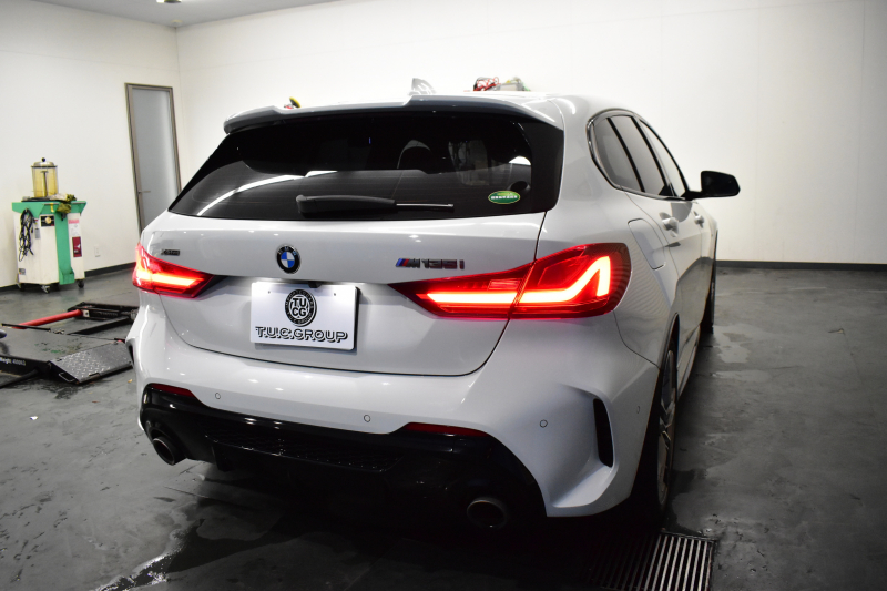 BMW 1シリーズ M135i xDrive 4WD ﾃﾞﾋﾞｭｰP ｺﾝﾌｫｰﾄ&ﾅﾋﾞｹﾞｰｼｮﾝP ﾋｰﾀｰ付ﾌﾞﾗｯｸﾚｻﾞｰMｽﾎﾟｰﾂｼｰﾄ 可変ｻｽﾍﾟﾝｼｮﾝ Mｼｰﾄﾍﾞﾙﾄ Mｽﾎﾟｰﾂﾌﾞﾚｰｷ ACC Pｱｼｽﾄ BMWﾗｲﾌﾞｺｯｸﾋﾟｯﾄ ﾀｯﾁﾊﾟﾈﾙﾅﾋﾞ ｱｯﾌﾟﾙｶｰﾌﾟﾚｲ ﾍｷｻｺﾞﾅﾙLEDﾍｯﾄﾞﾗｲﾄ  2年保証