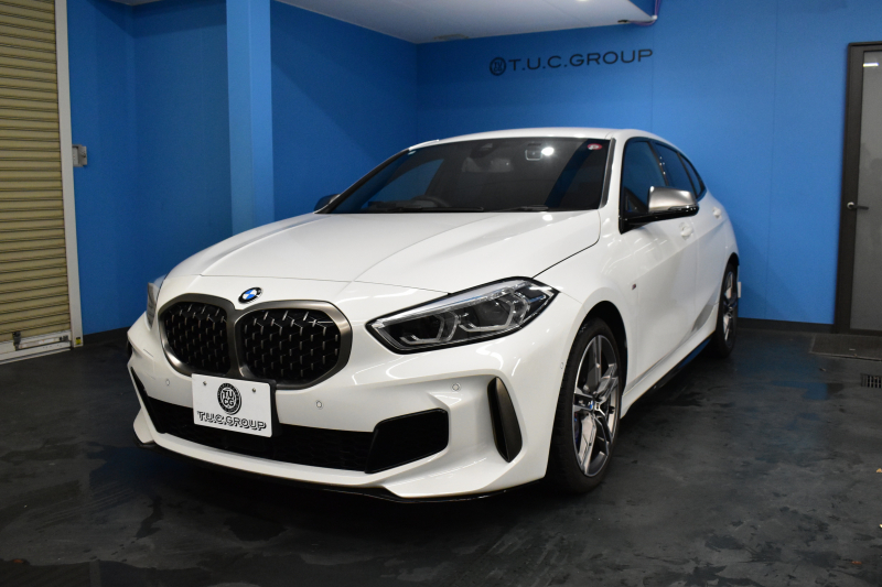 BMW 1シリーズ M135i xDrive 4WD ﾃﾞﾋﾞｭｰP ｺﾝﾌｫｰﾄ&ﾅﾋﾞｹﾞｰｼｮﾝP ﾋｰﾀｰ付ﾌﾞﾗｯｸﾚｻﾞｰMｽﾎﾟｰﾂｼｰﾄ 可変ｻｽﾍﾟﾝｼｮﾝ Mｼｰﾄﾍﾞﾙﾄ Mｽﾎﾟｰﾂﾌﾞﾚｰｷ ACC Pｱｼｽﾄ BMWﾗｲﾌﾞｺｯｸﾋﾟｯﾄ ﾀｯﾁﾊﾟﾈﾙﾅﾋﾞ ｱｯﾌﾟﾙｶｰﾌﾟﾚｲ ﾍｷｻｺﾞﾅﾙLEDﾍｯﾄﾞﾗｲﾄ  2年保証