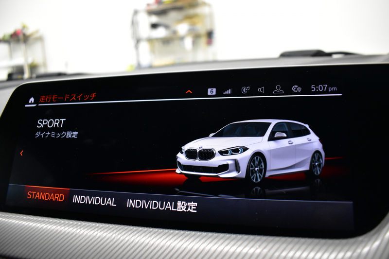BMW 1シリーズ M135i xDrive 4WD ﾃﾞﾋﾞｭｰP ｺﾝﾌｫｰﾄ&ﾅﾋﾞｹﾞｰｼｮﾝP ﾋｰﾀｰ付ﾌﾞﾗｯｸﾚｻﾞｰMｽﾎﾟｰﾂｼｰﾄ 可変ｻｽﾍﾟﾝｼｮﾝ Mｼｰﾄﾍﾞﾙﾄ Mｽﾎﾟｰﾂﾌﾞﾚｰｷ ACC Pｱｼｽﾄ BMWﾗｲﾌﾞｺｯｸﾋﾟｯﾄ ﾀｯﾁﾊﾟﾈﾙﾅﾋﾞ ｱｯﾌﾟﾙｶｰﾌﾟﾚｲ ﾍｷｻｺﾞﾅﾙLEDﾍｯﾄﾞﾗｲﾄ  2年保証