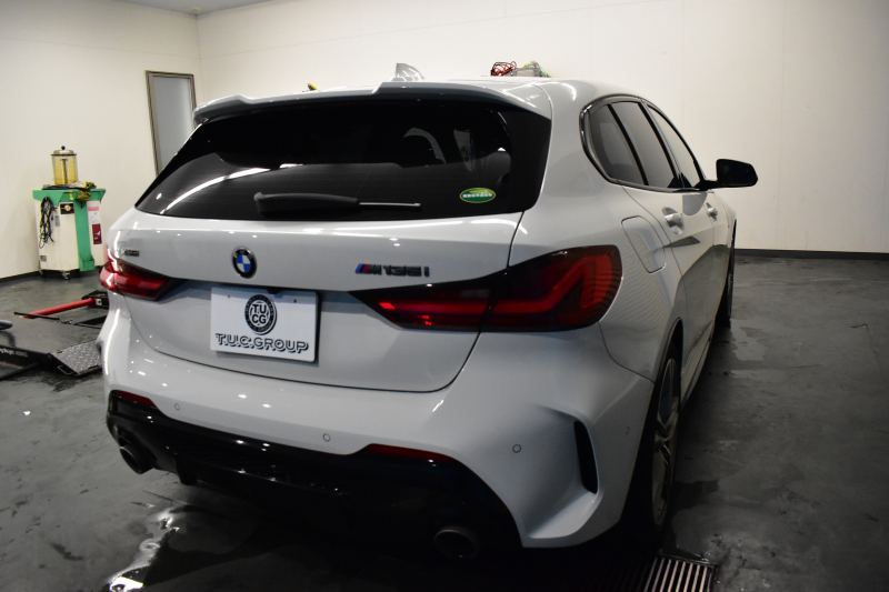 BMW 1シリーズ M135i xDrive 4WD ﾃﾞﾋﾞｭｰP ｺﾝﾌｫｰﾄ&ﾅﾋﾞｹﾞｰｼｮﾝP ﾋｰﾀｰ付ﾌﾞﾗｯｸﾚｻﾞｰMｽﾎﾟｰﾂｼｰﾄ 可変ｻｽﾍﾟﾝｼｮﾝ Mｼｰﾄﾍﾞﾙﾄ Mｽﾎﾟｰﾂﾌﾞﾚｰｷ ACC Pｱｼｽﾄ BMWﾗｲﾌﾞｺｯｸﾋﾟｯﾄ ﾀｯﾁﾊﾟﾈﾙﾅﾋﾞ ｱｯﾌﾟﾙｶｰﾌﾟﾚｲ ﾍｷｻｺﾞﾅﾙLEDﾍｯﾄﾞﾗｲﾄ  2年保証