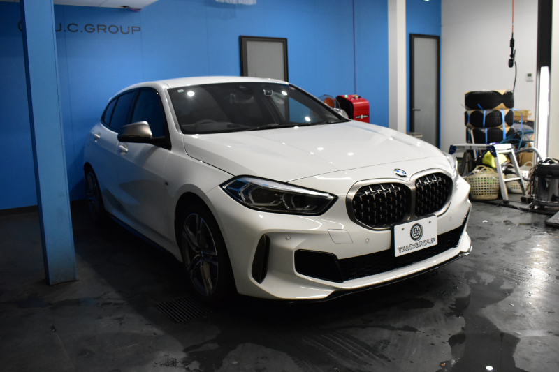 BMW 1シリーズ M135i xDrive 4WD ﾃﾞﾋﾞｭｰP ｺﾝﾌｫｰﾄ&ﾅﾋﾞｹﾞｰｼｮﾝP ﾋｰﾀｰ付ﾌﾞﾗｯｸﾚｻﾞｰMｽﾎﾟｰﾂｼｰﾄ 可変ｻｽﾍﾟﾝｼｮﾝ Mｼｰﾄﾍﾞﾙﾄ Mｽﾎﾟｰﾂﾌﾞﾚｰｷ ACC Pｱｼｽﾄ BMWﾗｲﾌﾞｺｯｸﾋﾟｯﾄ ﾀｯﾁﾊﾟﾈﾙﾅﾋﾞ ｱｯﾌﾟﾙｶｰﾌﾟﾚｲ ﾍｷｻｺﾞﾅﾙLEDﾍｯﾄﾞﾗｲﾄ  2年保証