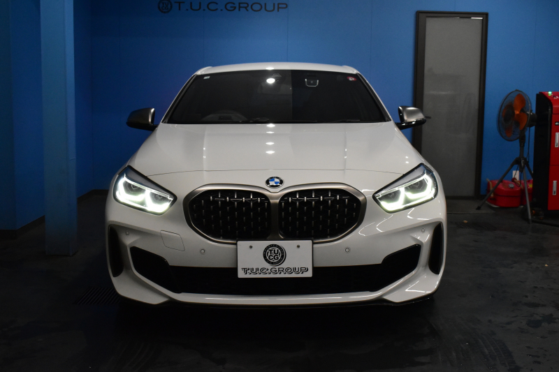 BMW 1シリーズ M135i xDrive 4WD ﾃﾞﾋﾞｭｰP ｺﾝﾌｫｰﾄ&ﾅﾋﾞｹﾞｰｼｮﾝP ﾋｰﾀｰ付ﾌﾞﾗｯｸﾚｻﾞｰMｽﾎﾟｰﾂｼｰﾄ 可変ｻｽﾍﾟﾝｼｮﾝ Mｼｰﾄﾍﾞﾙﾄ Mｽﾎﾟｰﾂﾌﾞﾚｰｷ ACC Pｱｼｽﾄ BMWﾗｲﾌﾞｺｯｸﾋﾟｯﾄ ﾀｯﾁﾊﾟﾈﾙﾅﾋﾞ ｱｯﾌﾟﾙｶｰﾌﾟﾚｲ ﾍｷｻｺﾞﾅﾙLEDﾍｯﾄﾞﾗｲﾄ  2年保証