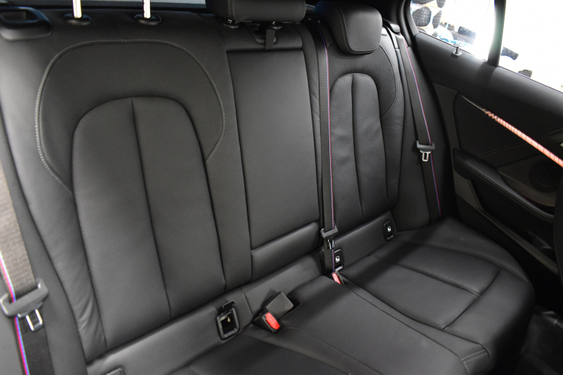 BMW 1シリーズ M135i xDrive 4WD ﾃﾞﾋﾞｭｰP ｺﾝﾌｫｰﾄ&ﾅﾋﾞｹﾞｰｼｮﾝP ﾋｰﾀｰ付ﾌﾞﾗｯｸﾚｻﾞｰMｽﾎﾟｰﾂｼｰﾄ 可変ｻｽﾍﾟﾝｼｮﾝ Mｼｰﾄﾍﾞﾙﾄ Mｽﾎﾟｰﾂﾌﾞﾚｰｷ ACC Pｱｼｽﾄ BMWﾗｲﾌﾞｺｯｸﾋﾟｯﾄ ﾀｯﾁﾊﾟﾈﾙﾅﾋﾞ ｱｯﾌﾟﾙｶｰﾌﾟﾚｲ ﾍｷｻｺﾞﾅﾙLEDﾍｯﾄﾞﾗｲﾄ  2年保証