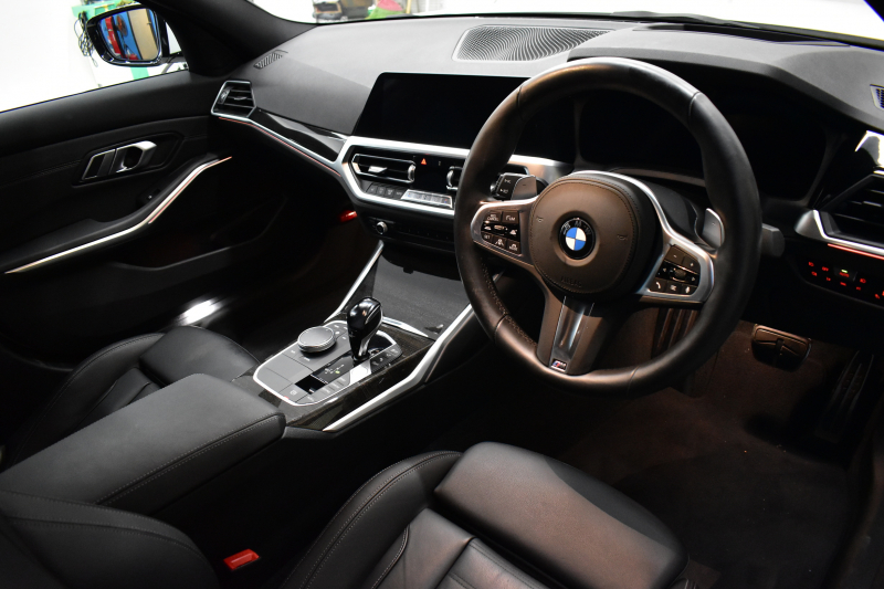 BMW 3シリーズ 330i Mｽﾎﾟｰﾂ G20型 高出力 ｲﾉﾍﾞｰｼｮﾝ&ﾊｲﾗｲﾝ&ｺﾝﾌｫｰﾄP ﾚｰｻﾞｰLEDﾗｲﾄ ﾋｰﾀｰ付黒革 HUD ACC 18AW Mｽﾎﾟｰﾂﾌﾞﾚｰｷ ﾊﾟｰｷﾝｸﾞｱｼｽﾄ+  3Dﾋﾞｭｰ全周囲ｶﾒﾗ ﾀｯﾁﾊﾟﾈﾙﾅﾋﾞ ｱｯﾌﾟﾙｶｰﾌﾟﾚｲ 側面衝突&車線変更警告  2年保証