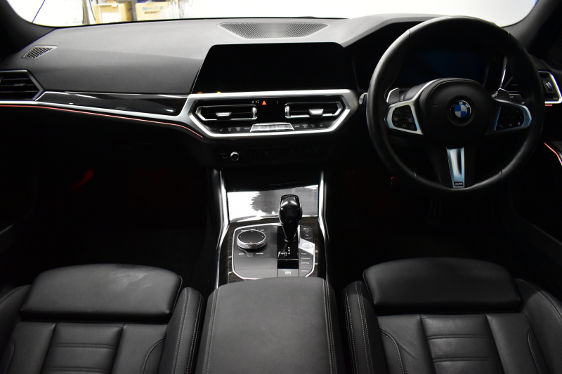 BMW 3シリーズ 330i Mｽﾎﾟｰﾂ G20型 高出力 ｲﾉﾍﾞｰｼｮﾝ&ﾊｲﾗｲﾝ&ｺﾝﾌｫｰﾄP ﾚｰｻﾞｰLEDﾗｲﾄ ﾋｰﾀｰ付黒革 HUD ACC 18AW Mｽﾎﾟｰﾂﾌﾞﾚｰｷ ﾊﾟｰｷﾝｸﾞｱｼｽﾄ+  3Dﾋﾞｭｰ全周囲ｶﾒﾗ ﾀｯﾁﾊﾟﾈﾙﾅﾋﾞ ｱｯﾌﾟﾙｶｰﾌﾟﾚｲ 側面衝突&車線変更警告  2年保証