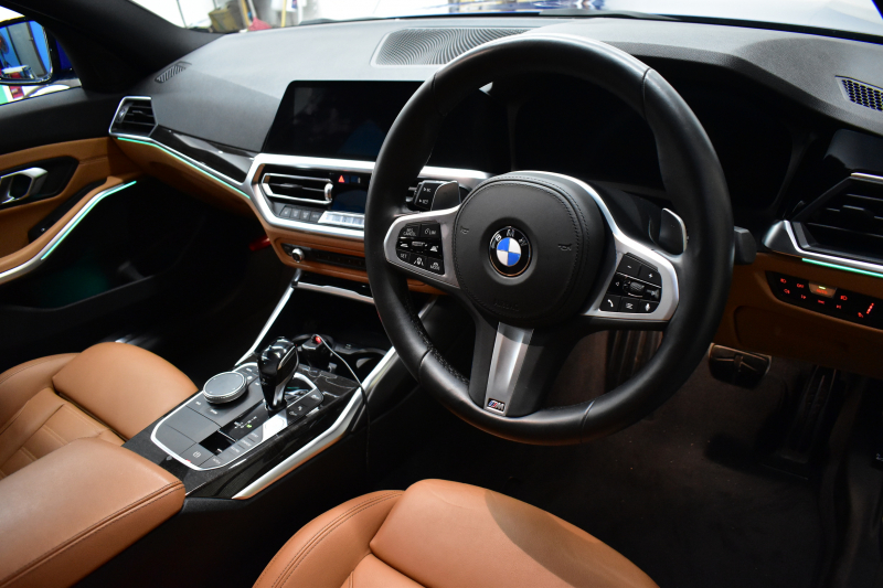 BMW 3シリーズ 320i Mｽﾎﾟｰﾂ G20型 ﾊｲﾗｲﾝP ﾋｰﾀｰ付茶革 Mﾊﾟﾌｫﾌﾞﾚｰｷｷｬﾘﾊﾟｰ&ﾛｰﾀｰ 追従ACC LEDﾍｯﾄﾞﾗｲﾄ ｵﾌﾟｼｮﾝ19AW ﾀｯﾁﾊﾟﾈﾙﾅﾋﾞ ｱｯﾌﾟﾙｶｰﾌﾟﾚｲ 側面衝突&車線変更&逸脱&歩行者警告 液晶ﾒｰﾀｰ 後退ｱｼｽﾄ ｱｸﾃｨﾌﾞPDC緊急ﾌﾞﾚｰｷ  2年保証