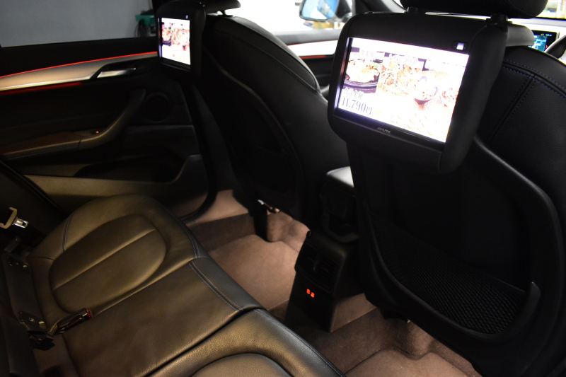 BMW X1 Xdrive20i Mｽﾎﾟｰﾂ 中期 4WD ｱﾄﾞﾊﾞﾝｽﾄﾞｱｸﾃｨﾌﾞｾｰﾌﾃｨ&ｺﾝﾌｫｰﾄP 追従ACC HUD ﾋｰﾀｰ付黒革 ｱﾙﾊﾟｲﾝ製後席用ﾓﾆﾀｰ ﾌﾙｾｸﾞTV  NEWﾃﾞｻﾞｲﾝﾒｰﾀｰ 電子ｼﾌﾄ ﾀｯﾁﾊﾟﾈﾙﾅﾋﾞBｶﾒﾗ Pｱｼｽﾄ LEDﾍｯﾄﾞﾗｲﾄ 衝突軽減 車線逸脱&歩行者警告 電動Rｹﾞｰﾄ 2年保証