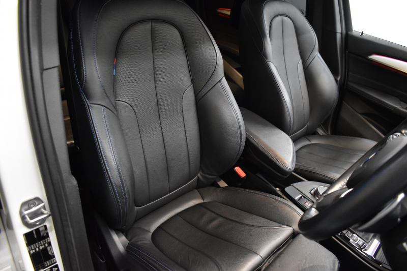 BMW X1 Xdrive20i Mｽﾎﾟｰﾂ 中期 4WD ｱﾄﾞﾊﾞﾝｽﾄﾞｱｸﾃｨﾌﾞｾｰﾌﾃｨ&ｺﾝﾌｫｰﾄP 追従ACC HUD ﾋｰﾀｰ付黒革 ｱﾙﾊﾟｲﾝ製後席用ﾓﾆﾀｰ ﾌﾙｾｸﾞTV  NEWﾃﾞｻﾞｲﾝﾒｰﾀｰ 電子ｼﾌﾄ ﾀｯﾁﾊﾟﾈﾙﾅﾋﾞBｶﾒﾗ Pｱｼｽﾄ LEDﾍｯﾄﾞﾗｲﾄ 衝突軽減 車線逸脱&歩行者警告 電動Rｹﾞｰﾄ 2年保証