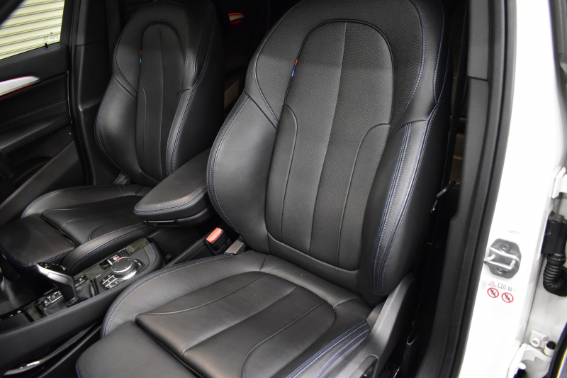 BMW X1 Xdrive20i Mｽﾎﾟｰﾂ 中期 4WD ｱﾄﾞﾊﾞﾝｽﾄﾞｱｸﾃｨﾌﾞｾｰﾌﾃｨ&ｺﾝﾌｫｰﾄP 追従ACC HUD ﾋｰﾀｰ付黒革 ｱﾙﾊﾟｲﾝ製後席用ﾓﾆﾀｰ ﾌﾙｾｸﾞTV  NEWﾃﾞｻﾞｲﾝﾒｰﾀｰ 電子ｼﾌﾄ ﾀｯﾁﾊﾟﾈﾙﾅﾋﾞBｶﾒﾗ Pｱｼｽﾄ LEDﾍｯﾄﾞﾗｲﾄ 衝突軽減 車線逸脱&歩行者警告 電動Rｹﾞｰﾄ 2年保証