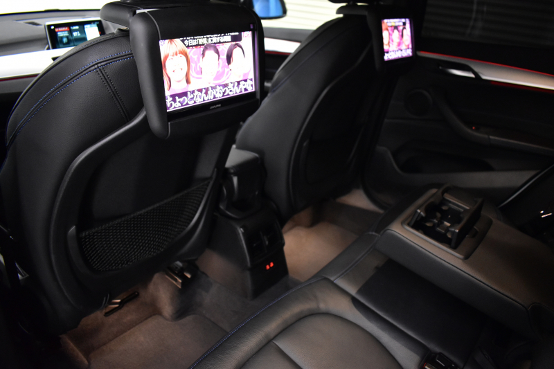 BMW X1 Xdrive20i Mｽﾎﾟｰﾂ 中期 4WD ｱﾄﾞﾊﾞﾝｽﾄﾞｱｸﾃｨﾌﾞｾｰﾌﾃｨ&ｺﾝﾌｫｰﾄP 追従ACC HUD ﾋｰﾀｰ付黒革 ｱﾙﾊﾟｲﾝ製後席用ﾓﾆﾀｰ ﾌﾙｾｸﾞTV  NEWﾃﾞｻﾞｲﾝﾒｰﾀｰ 電子ｼﾌﾄ ﾀｯﾁﾊﾟﾈﾙﾅﾋﾞBｶﾒﾗ Pｱｼｽﾄ LEDﾍｯﾄﾞﾗｲﾄ 衝突軽減 車線逸脱&歩行者警告 電動Rｹﾞｰﾄ 2年保証