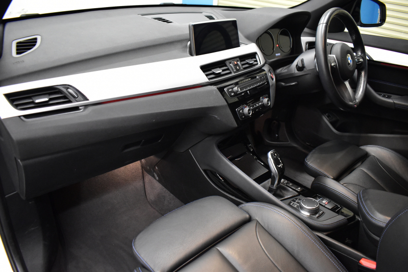 BMW X1 Xdrive20i Mｽﾎﾟｰﾂ 中期 4WD ｱﾄﾞﾊﾞﾝｽﾄﾞｱｸﾃｨﾌﾞｾｰﾌﾃｨ&ｺﾝﾌｫｰﾄP 追従ACC HUD ﾋｰﾀｰ付黒革 ｱﾙﾊﾟｲﾝ製後席用ﾓﾆﾀｰ ﾌﾙｾｸﾞTV  NEWﾃﾞｻﾞｲﾝﾒｰﾀｰ 電子ｼﾌﾄ ﾀｯﾁﾊﾟﾈﾙﾅﾋﾞBｶﾒﾗ Pｱｼｽﾄ LEDﾍｯﾄﾞﾗｲﾄ 衝突軽減 車線逸脱&歩行者警告 電動Rｹﾞｰﾄ 2年保証