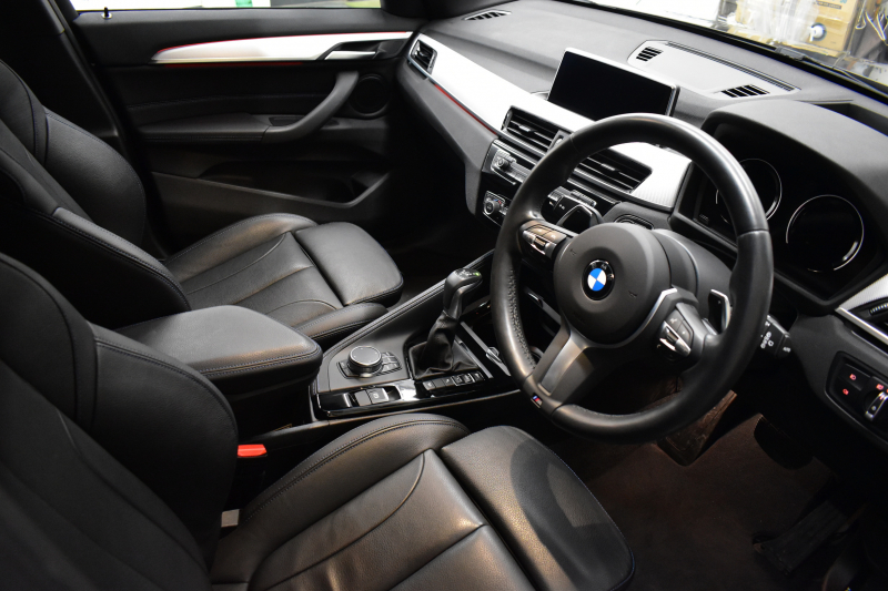 BMW X1 Xﾄﾞﾗｲﾌﾞ18d Mｽﾎﾟｰﾂ 中期ﾓﾃﾞﾙ 4WD ﾋｰﾀｰ付黒革 ｱﾄﾞﾊﾞﾝｽﾄﾞｱｸﾃｨﾌﾞｾｰﾌﾃｨ&ｺﾝﾌｫｰﾄP 追従ACC HUD ｵﾌﾟｼｮﾝ19AW NEWﾃﾞｻﾞｲﾝﾒｰﾀｰ LEDﾍｯﾄﾞﾗｲﾄ ﾀｯﾁﾊﾟﾈﾙHDDﾅﾋﾞBｶﾒﾗ 前後PDC  衝突軽減B 車線逸脱&歩行者警告 電動Rｹﾞｰﾄ ｽﾏｰﾄｷｰ 2年保証