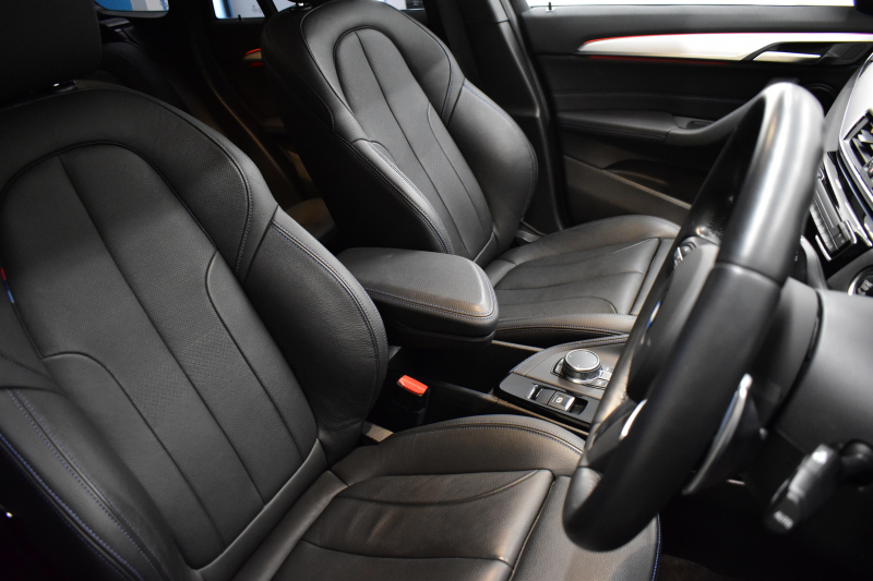 BMW X1 Xﾄﾞﾗｲﾌﾞ18d Mｽﾎﾟｰﾂ 中期ﾓﾃﾞﾙ 4WD ﾋｰﾀｰ付黒革 ｱﾄﾞﾊﾞﾝｽﾄﾞｱｸﾃｨﾌﾞｾｰﾌﾃｨ&ｺﾝﾌｫｰﾄP 追従ACC HUD ｵﾌﾟｼｮﾝ19AW NEWﾃﾞｻﾞｲﾝﾒｰﾀｰ LEDﾍｯﾄﾞﾗｲﾄ ﾀｯﾁﾊﾟﾈﾙHDDﾅﾋﾞBｶﾒﾗ 前後PDC  衝突軽減B 車線逸脱&歩行者警告 電動Rｹﾞｰﾄ ｽﾏｰﾄｷｰ 2年保証