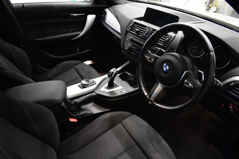 BMW 1シリーズ M135i 直6ﾀｰﾎﾞ320馬力 ｱﾀﾞﾌﾟﾃｨﾌﾞMｻｽ 大型ﾌﾞﾚｰｷｼｽﾃﾑ ｱﾙｶﾝﾀｰﾗ電動ｽﾎﾟｰﾂｼｰﾄ ﾀｯﾁﾊﾟｯﾄﾞ付iﾄﾞﾗｲﾌﾞHDDﾅﾋﾞ Bｶﾒﾗ ﾘｱPDC ﾊﾟﾄﾞﾙｼﾌﾄ 専用18AW ｽﾏｰﾄｷｰ DSRC 2年保証