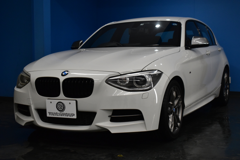 BMW 1シリーズ M135i 直6ﾀｰﾎﾞ320馬力 ｱﾀﾞﾌﾟﾃｨﾌﾞMｻｽ 大型ﾌﾞﾚｰｷｼｽﾃﾑ ｱﾙｶﾝﾀｰﾗ電動ｽﾎﾟｰﾂｼｰﾄ ﾀｯﾁﾊﾟｯﾄﾞ付iﾄﾞﾗｲﾌﾞHDDﾅﾋﾞ Bｶﾒﾗ ﾘｱPDC ﾊﾟﾄﾞﾙｼﾌﾄ 専用18AW ｽﾏｰﾄｷｰ DSRC 2年保証