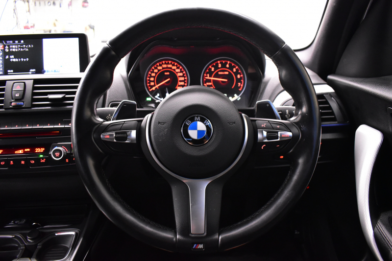 BMW 1シリーズ M135i 直6ﾀｰﾎﾞ320馬力 ｱﾀﾞﾌﾟﾃｨﾌﾞMｻｽ 大型ﾌﾞﾚｰｷｼｽﾃﾑ ｱﾙｶﾝﾀｰﾗ電動ｽﾎﾟｰﾂｼｰﾄ ﾀｯﾁﾊﾟｯﾄﾞ付iﾄﾞﾗｲﾌﾞHDDﾅﾋﾞ Bｶﾒﾗ ﾘｱPDC ﾊﾟﾄﾞﾙｼﾌﾄ 専用18AW ｽﾏｰﾄｷｰ DSRC 2年保証