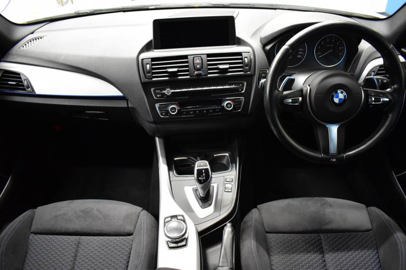 BMW 1シリーズ M135i 直6ﾀｰﾎﾞ320馬力 ｱﾀﾞﾌﾟﾃｨﾌﾞMｻｽ 大型ﾌﾞﾚｰｷｼｽﾃﾑ ｱﾙｶﾝﾀｰﾗ電動ｽﾎﾟｰﾂｼｰﾄ ﾀｯﾁﾊﾟｯﾄﾞ付iﾄﾞﾗｲﾌﾞHDDﾅﾋﾞ Bｶﾒﾗ ﾘｱPDC ﾊﾟﾄﾞﾙｼﾌﾄ 専用18AW ｽﾏｰﾄｷｰ DSRC 2年保証