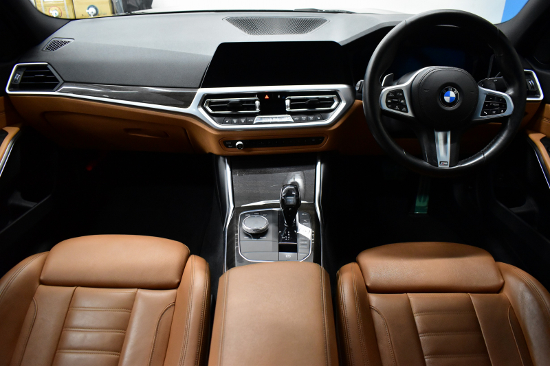 BMW 3シリーズ 320i Mｽﾎﾟｰﾂ 1ｵｰﾅｰ ﾊｲﾗｲﾝ&ｺﾝﾌｫｰﾄP ﾋｰﾀｰ付ｺﾆｬｯｸﾚｻﾞｰ HUD ﾌﾙｾｸﾞTV ﾀｯﾁﾊﾟﾈﾙﾅﾋﾞBｶﾒﾗPｱｼｽﾄ ｱｯﾌﾟﾙｶｰﾌﾟﾚｲ  追従ACC LEDﾍｯﾄﾞﾗｲﾄ 電動ﾄﾗﾝｸ 側面衝突&車線変更&逸脱&歩行者警告 液晶ﾒｰﾀｰ 後退ｱｼｽﾄ ｱｸﾃｨﾌﾞPDC緊急ﾌﾞﾚｰｷ  2年保証