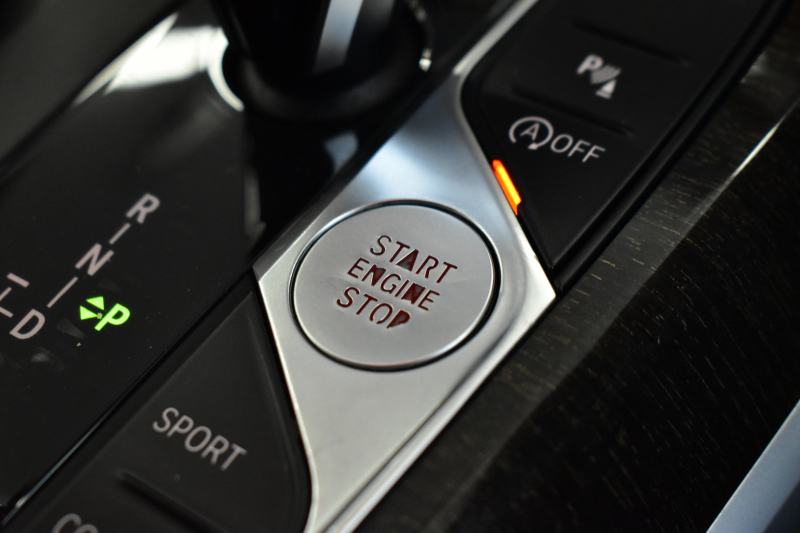 BMW 3シリーズ 320i Mｽﾎﾟｰﾂ 1ｵｰﾅｰ ﾊｲﾗｲﾝ&ｺﾝﾌｫｰﾄP ﾋｰﾀｰ付ｺﾆｬｯｸﾚｻﾞｰ HUD ﾌﾙｾｸﾞTV ﾀｯﾁﾊﾟﾈﾙﾅﾋﾞBｶﾒﾗPｱｼｽﾄ ｱｯﾌﾟﾙｶｰﾌﾟﾚｲ  追従ACC LEDﾍｯﾄﾞﾗｲﾄ 電動ﾄﾗﾝｸ 側面衝突&車線変更&逸脱&歩行者警告 液晶ﾒｰﾀｰ 後退ｱｼｽﾄ ｱｸﾃｨﾌﾞPDC緊急ﾌﾞﾚｰｷ  2年保証