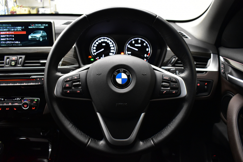 BMW X1 Xdrive18d Xﾗｲﾝ 中期 4WD ﾊｲﾗｲﾝ&ｺﾝﾌｫｰﾄP ｱﾄﾞﾊﾞﾝｽﾄﾞｱｸﾃｨﾌﾞｾｰﾌﾃｨP 追従ACC HUD ﾋｰﾀｰ付電動ﾓｶﾚｻﾞｰ LEDﾍｯﾄﾞﾗｲﾄ 衝突軽減ﾌﾞﾚｰｷ 車線逸脱&歩行者警告 ﾀｯﾁﾊﾟﾈﾙiﾄﾞﾗｲﾌﾞﾅﾋﾞBｶﾒﾗ ﾌﾙｾｸﾞTV Pｱｼｽﾄ 前後PDC 電動ﾄﾗﾝｸ  ｽﾏｰﾄｷｰ 2年保証