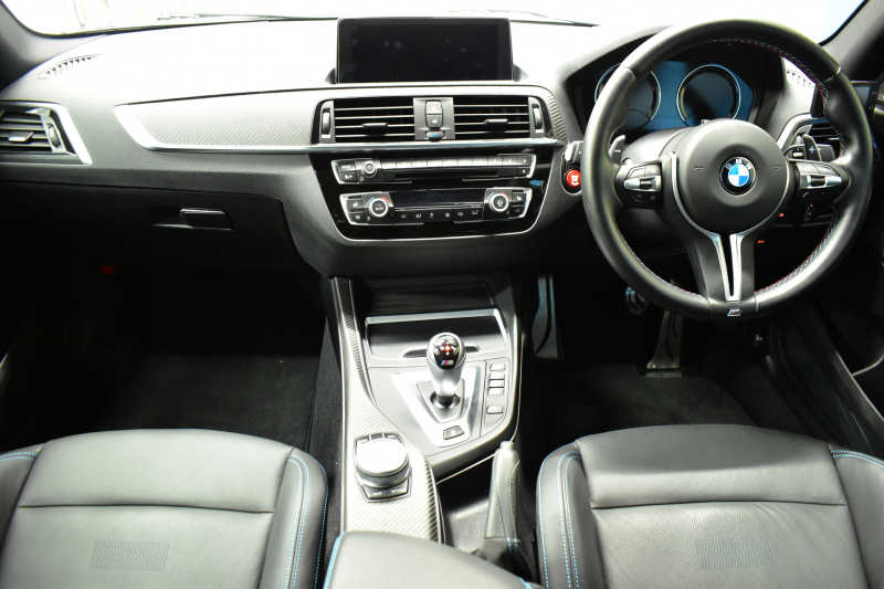 BMW Mシリーズ M2 ｺﾝﾍﾟﾃｨｼｮﾝ MDCT 7速DCT LCI後期 ｺﾝﾍﾟﾃｨｼｮﾝ専用410馬力ｴﾝｼﾞﾝ ﾍｷｻｺﾞﾅﾙLEDﾍｯﾄﾞﾗｲﾄ&ﾃｰﾙ ﾋｰﾀｰ付黒革 harman/kardon ﾀｯﾁﾊﾟﾈﾙHDDﾅﾋﾞBｶﾒﾗ 専用19AW 車線逸脱&歩行者警告 衝突軽減ﾌﾞﾚｰｷ ｶｰﾎﾞﾝｲﾝﾃﾘｱ Mｼｰﾄﾍﾞﾙﾄ  2年保証