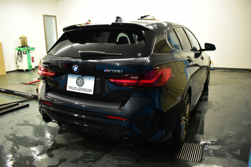 BMW 1シリーズ M135i xDrive ﾌﾙﾀｲﾑ4WD ｺﾝﾌｫｰﾄ&ﾅﾋﾞｹﾞｰｼｮﾝP Mｽﾎﾟｰﾂｼｰﾄ Mｽﾎﾟｰﾂﾌﾞﾚｰｷ 追従ACC Pｱｼｽﾄ BMWﾗｲﾌﾞｺｯｸﾋﾟｯﾄ ﾋｰﾀｰ付ｱﾙｶﾝﾀｰﾗｺﾝﾋﾞｽﾎﾟｰﾂｼｰﾄ ﾀｯﾁﾊﾟﾈﾙﾅﾋﾞ ｱｯﾌﾟﾙｶｰﾌﾟﾚｲ ﾍｷｻｺﾞﾅﾙLEDﾍｯﾄﾞﾗｲﾄ 電動Rｹﾞｰﾄ 2年保証