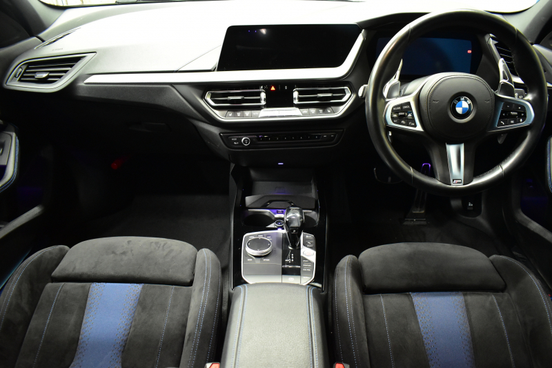 BMW 1シリーズ M135i xDrive ﾌﾙﾀｲﾑ4WD ｺﾝﾌｫｰﾄ&ﾅﾋﾞｹﾞｰｼｮﾝP Mｽﾎﾟｰﾂｼｰﾄ Mｽﾎﾟｰﾂﾌﾞﾚｰｷ 追従ACC Pｱｼｽﾄ BMWﾗｲﾌﾞｺｯｸﾋﾟｯﾄ ﾋｰﾀｰ付ｱﾙｶﾝﾀｰﾗｺﾝﾋﾞｽﾎﾟｰﾂｼｰﾄ ﾀｯﾁﾊﾟﾈﾙﾅﾋﾞ ｱｯﾌﾟﾙｶｰﾌﾟﾚｲ ﾍｷｻｺﾞﾅﾙLEDﾍｯﾄﾞﾗｲﾄ 電動Rｹﾞｰﾄ 2年保証