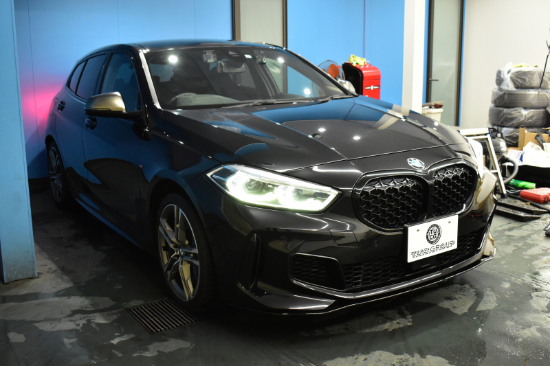 BMW 1シリーズ M135i xDrive ﾌﾙﾀｲﾑ4WD ｺﾝﾌｫｰﾄ&ﾅﾋﾞｹﾞｰｼｮﾝP Mｽﾎﾟｰﾂｼｰﾄ Mｽﾎﾟｰﾂﾌﾞﾚｰｷ 追従ACC Pｱｼｽﾄ BMWﾗｲﾌﾞｺｯｸﾋﾟｯﾄ ﾋｰﾀｰ付ｱﾙｶﾝﾀｰﾗｺﾝﾋﾞｽﾎﾟｰﾂｼｰﾄ ﾀｯﾁﾊﾟﾈﾙﾅﾋﾞ ｱｯﾌﾟﾙｶｰﾌﾟﾚｲ ﾍｷｻｺﾞﾅﾙLEDﾍｯﾄﾞﾗｲﾄ 電動Rｹﾞｰﾄ 2年保証