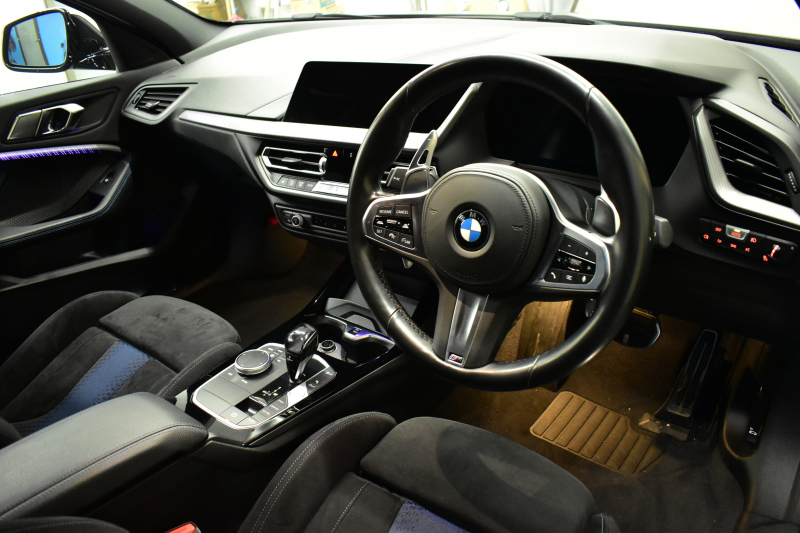 BMW 1シリーズ M135i xDrive ﾌﾙﾀｲﾑ4WD ｺﾝﾌｫｰﾄ&ﾅﾋﾞｹﾞｰｼｮﾝP Mｽﾎﾟｰﾂｼｰﾄ Mｽﾎﾟｰﾂﾌﾞﾚｰｷ 追従ACC Pｱｼｽﾄ BMWﾗｲﾌﾞｺｯｸﾋﾟｯﾄ ﾋｰﾀｰ付ｱﾙｶﾝﾀｰﾗｺﾝﾋﾞｽﾎﾟｰﾂｼｰﾄ ﾀｯﾁﾊﾟﾈﾙﾅﾋﾞ ｱｯﾌﾟﾙｶｰﾌﾟﾚｲ ﾍｷｻｺﾞﾅﾙLEDﾍｯﾄﾞﾗｲﾄ 電動Rｹﾞｰﾄ 2年保証