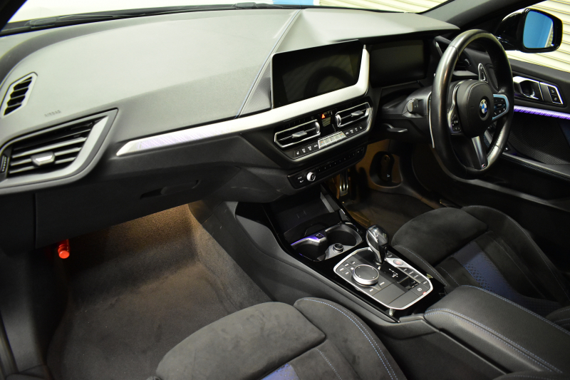 BMW 1シリーズ M135i xDrive ﾌﾙﾀｲﾑ4WD ｺﾝﾌｫｰﾄ&ﾅﾋﾞｹﾞｰｼｮﾝP Mｽﾎﾟｰﾂｼｰﾄ Mｽﾎﾟｰﾂﾌﾞﾚｰｷ 追従ACC Pｱｼｽﾄ BMWﾗｲﾌﾞｺｯｸﾋﾟｯﾄ ﾋｰﾀｰ付ｱﾙｶﾝﾀｰﾗｺﾝﾋﾞｽﾎﾟｰﾂｼｰﾄ ﾀｯﾁﾊﾟﾈﾙﾅﾋﾞ ｱｯﾌﾟﾙｶｰﾌﾟﾚｲ ﾍｷｻｺﾞﾅﾙLEDﾍｯﾄﾞﾗｲﾄ 電動Rｹﾞｰﾄ 2年保証