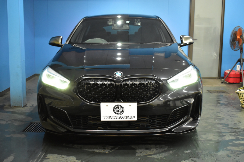 BMW 1シリーズ M135i xDrive ﾌﾙﾀｲﾑ4WD ｺﾝﾌｫｰﾄ&ﾅﾋﾞｹﾞｰｼｮﾝP Mｽﾎﾟｰﾂｼｰﾄ Mｽﾎﾟｰﾂﾌﾞﾚｰｷ 追従ACC Pｱｼｽﾄ BMWﾗｲﾌﾞｺｯｸﾋﾟｯﾄ ﾋｰﾀｰ付ｱﾙｶﾝﾀｰﾗｺﾝﾋﾞｽﾎﾟｰﾂｼｰﾄ ﾀｯﾁﾊﾟﾈﾙﾅﾋﾞ ｱｯﾌﾟﾙｶｰﾌﾟﾚｲ ﾍｷｻｺﾞﾅﾙLEDﾍｯﾄﾞﾗｲﾄ 電動Rｹﾞｰﾄ 2年保証