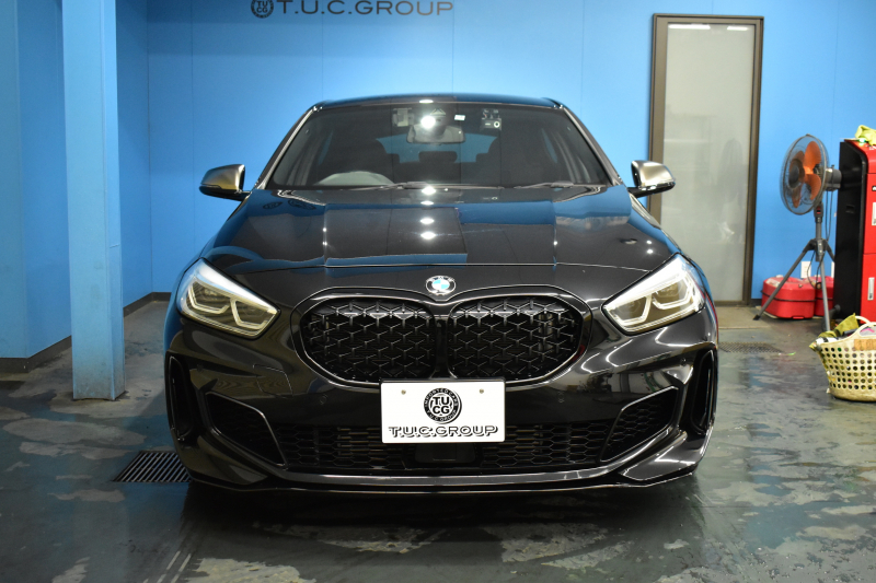 BMW 1シリーズ M135i xDrive ﾌﾙﾀｲﾑ4WD ｺﾝﾌｫｰﾄ&ﾅﾋﾞｹﾞｰｼｮﾝP Mｽﾎﾟｰﾂｼｰﾄ Mｽﾎﾟｰﾂﾌﾞﾚｰｷ 追従ACC Pｱｼｽﾄ BMWﾗｲﾌﾞｺｯｸﾋﾟｯﾄ ﾋｰﾀｰ付ｱﾙｶﾝﾀｰﾗｺﾝﾋﾞｽﾎﾟｰﾂｼｰﾄ ﾀｯﾁﾊﾟﾈﾙﾅﾋﾞ ｱｯﾌﾟﾙｶｰﾌﾟﾚｲ ﾍｷｻｺﾞﾅﾙLEDﾍｯﾄﾞﾗｲﾄ 電動Rｹﾞｰﾄ 2年保証