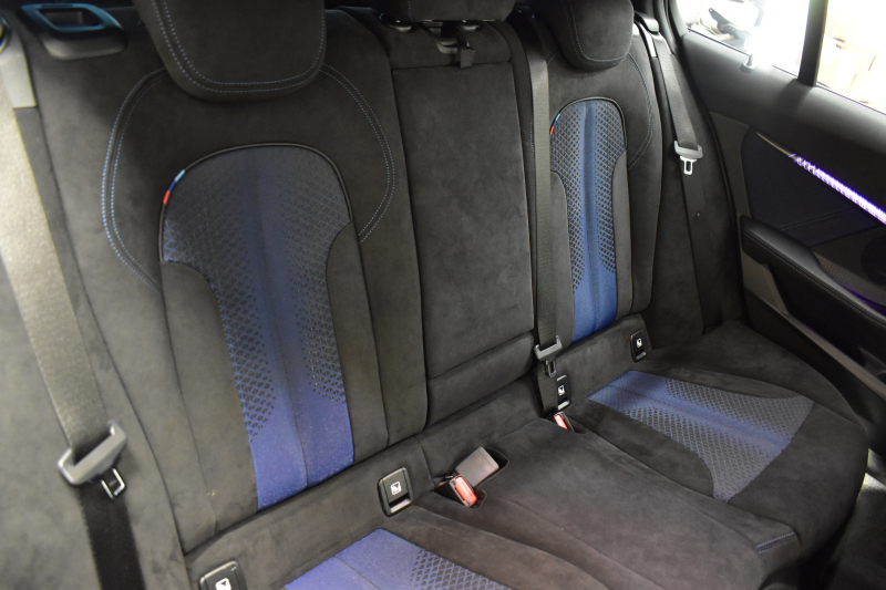 BMW 1シリーズ M135i xDrive ﾌﾙﾀｲﾑ4WD ｺﾝﾌｫｰﾄ&ﾅﾋﾞｹﾞｰｼｮﾝP Mｽﾎﾟｰﾂｼｰﾄ Mｽﾎﾟｰﾂﾌﾞﾚｰｷ 追従ACC Pｱｼｽﾄ BMWﾗｲﾌﾞｺｯｸﾋﾟｯﾄ ﾋｰﾀｰ付ｱﾙｶﾝﾀｰﾗｺﾝﾋﾞｽﾎﾟｰﾂｼｰﾄ ﾀｯﾁﾊﾟﾈﾙﾅﾋﾞ ｱｯﾌﾟﾙｶｰﾌﾟﾚｲ ﾍｷｻｺﾞﾅﾙLEDﾍｯﾄﾞﾗｲﾄ 電動Rｹﾞｰﾄ 2年保証