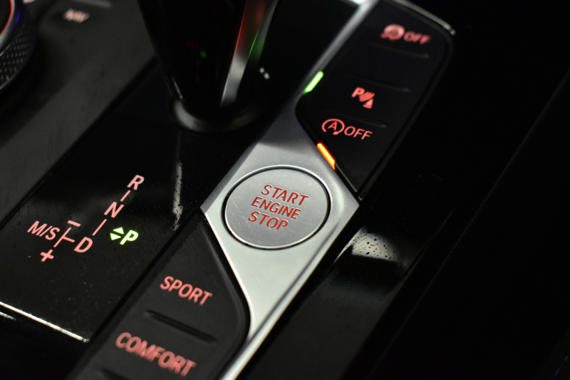 BMW 1シリーズ M135i xDrive ﾌﾙﾀｲﾑ4WD ｺﾝﾌｫｰﾄ&ﾅﾋﾞｹﾞｰｼｮﾝP Mｽﾎﾟｰﾂｼｰﾄ Mｽﾎﾟｰﾂﾌﾞﾚｰｷ 追従ACC Pｱｼｽﾄ BMWﾗｲﾌﾞｺｯｸﾋﾟｯﾄ ﾋｰﾀｰ付ｱﾙｶﾝﾀｰﾗｺﾝﾋﾞｽﾎﾟｰﾂｼｰﾄ ﾀｯﾁﾊﾟﾈﾙﾅﾋﾞ ｱｯﾌﾟﾙｶｰﾌﾟﾚｲ ﾍｷｻｺﾞﾅﾙLEDﾍｯﾄﾞﾗｲﾄ 電動Rｹﾞｰﾄ 2年保証