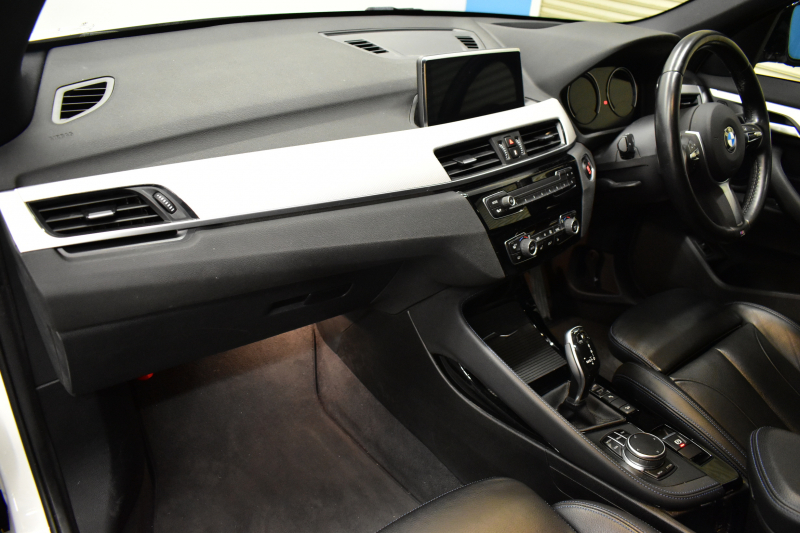 BMW X1 Xdrive20i Mｽﾎﾟｰﾂ 4WD 中期ﾓﾃﾞﾙ  ｱﾄﾞﾊﾞﾝｽﾄﾞｱｸﾃｨﾌﾞｾｰﾌﾃｨP 追従ACC HUD ﾋｰﾀｰ付電動黒革 ﾌﾙｾｸﾞTV ﾀｯﾁﾊﾟﾈﾙﾅﾋﾞBｶﾒﾗ Pｱｼｽﾄ前後PDC LEDﾍｯﾄﾞﾗｲﾄ 衝突軽減 車線逸脱&歩行者警告 電動Rｹﾞｰﾄ ﾄﾞﾗﾊﾟﾌｫ 2年保証