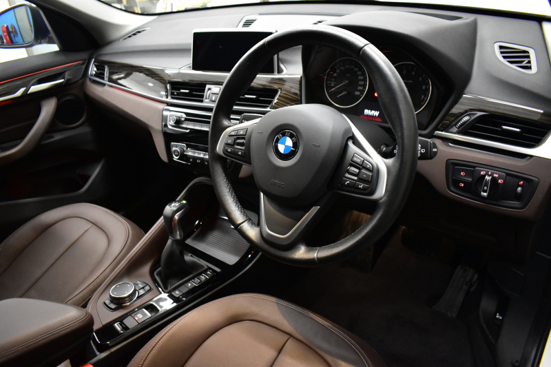 BMW X1 Xdrive20i Xﾗｲﾝ 4WD 1ｵｰﾅｰ  ｱﾄﾞﾊﾞﾝｽﾄﾞｱｸﾃｨﾌﾞｾｰﾌﾃｨP 追従ACC HUD ﾋｰﾀｰ付茶革 ﾀｯﾁﾊﾟｯﾄﾞﾅﾋﾞBｶﾒﾗ Pｱｼｽﾄ前後PDC LEDﾍｯﾄﾞﾗｲﾄ 衝突軽減 車線逸脱&歩行者警告 電動Rｹﾞｰﾄ ｳｯﾄﾞｲﾝﾃﾘｱ ﾄﾞﾗﾊﾟﾌｫ 19AW 2年保証