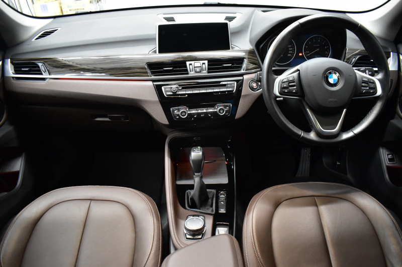 BMW X1 Xdrive20i Xﾗｲﾝ 4WD 1ｵｰﾅｰ  ｱﾄﾞﾊﾞﾝｽﾄﾞｱｸﾃｨﾌﾞｾｰﾌﾃｨP 追従ACC HUD ﾋｰﾀｰ付茶革 ﾀｯﾁﾊﾟｯﾄﾞﾅﾋﾞBｶﾒﾗ Pｱｼｽﾄ前後PDC LEDﾍｯﾄﾞﾗｲﾄ 衝突軽減 車線逸脱&歩行者警告 電動Rｹﾞｰﾄ ｳｯﾄﾞｲﾝﾃﾘｱ ﾄﾞﾗﾊﾟﾌｫ 19AW 2年保証