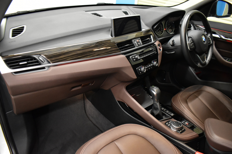 BMW X1 Xdrive20i Xﾗｲﾝ 4WD 1ｵｰﾅｰ  ｱﾄﾞﾊﾞﾝｽﾄﾞｱｸﾃｨﾌﾞｾｰﾌﾃｨP 追従ACC HUD ﾋｰﾀｰ付茶革 ﾀｯﾁﾊﾟｯﾄﾞﾅﾋﾞBｶﾒﾗ Pｱｼｽﾄ前後PDC LEDﾍｯﾄﾞﾗｲﾄ 衝突軽減 車線逸脱&歩行者警告 電動Rｹﾞｰﾄ ｳｯﾄﾞｲﾝﾃﾘｱ ﾄﾞﾗﾊﾟﾌｫ 19AW 2年保証