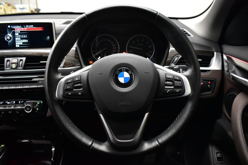 BMW X1 Xdrive20i Xﾗｲﾝ 4WD 1ｵｰﾅｰ  ｱﾄﾞﾊﾞﾝｽﾄﾞｱｸﾃｨﾌﾞｾｰﾌﾃｨP 追従ACC HUD ﾋｰﾀｰ付茶革 ﾀｯﾁﾊﾟｯﾄﾞﾅﾋﾞBｶﾒﾗ Pｱｼｽﾄ前後PDC LEDﾍｯﾄﾞﾗｲﾄ 衝突軽減 車線逸脱&歩行者警告 電動Rｹﾞｰﾄ ｳｯﾄﾞｲﾝﾃﾘｱ ﾄﾞﾗﾊﾟﾌｫ 19AW 2年保証