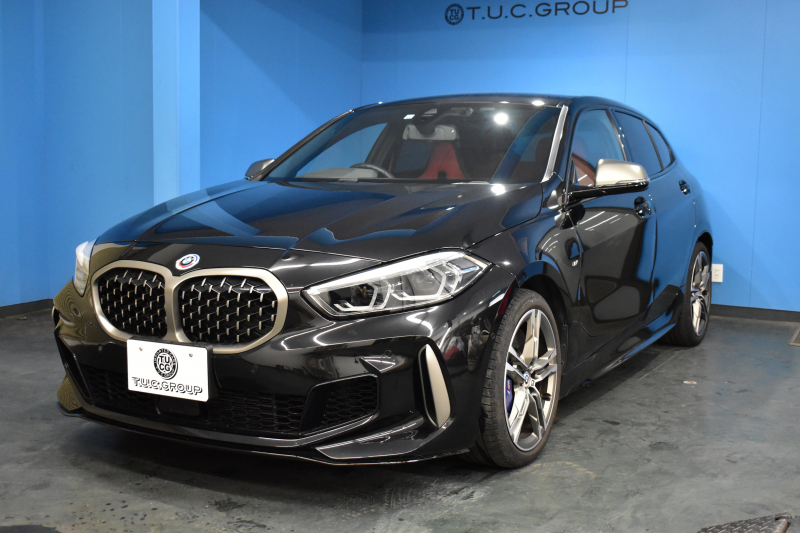 BMW 1シリーズ M135i xDrive 4WD ﾌﾟﾗｽ&ｽﾄﾚｰｼﾞ&ﾅﾋﾞｹﾞｰｼｮﾝP ﾋｰﾀｰ付ﾏｸﾞﾏﾚｯﾄﾞﾀﾞｺﾀﾚｻﾞｰ ｱﾀﾞﾌﾟﾃｨﾌﾞｻｽ Mｽﾎﾟｰﾂｼｰﾄ Mｽﾎﾟｰﾂﾌﾞﾚｰｷ Mｼｰﾄﾍﾞﾙﾄ 追従ACC Pｱｼｽﾄ ﾗｲﾌﾞｺｯｸﾋﾟｯﾄ ﾀｯﾁﾊﾟﾈﾙﾅﾋﾞ ｱｯﾌﾟﾙｶｰﾌﾟﾚｲ LEDﾍｯﾄﾞﾗｲﾄ 2年保証