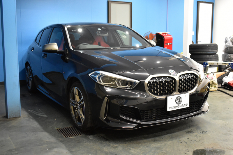 BMW 1シリーズ M135i xDrive 4WD ﾌﾟﾗｽ&ｽﾄﾚｰｼﾞ&ﾅﾋﾞｹﾞｰｼｮﾝP ﾋｰﾀｰ付ﾏｸﾞﾏﾚｯﾄﾞﾀﾞｺﾀﾚｻﾞｰ ｱﾀﾞﾌﾟﾃｨﾌﾞｻｽ Mｽﾎﾟｰﾂｼｰﾄ Mｽﾎﾟｰﾂﾌﾞﾚｰｷ Mｼｰﾄﾍﾞﾙﾄ 追従ACC Pｱｼｽﾄ ﾗｲﾌﾞｺｯｸﾋﾟｯﾄ ﾀｯﾁﾊﾟﾈﾙﾅﾋﾞ ｱｯﾌﾟﾙｶｰﾌﾟﾚｲ LEDﾍｯﾄﾞﾗｲﾄ 2年保証