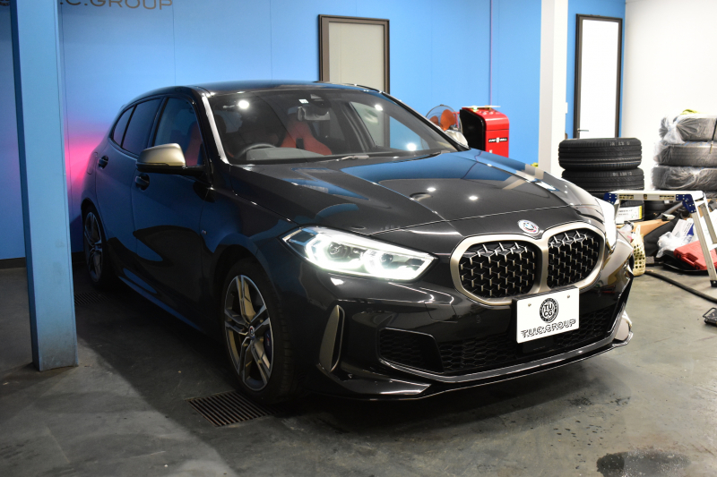 BMW 1シリーズ M135i xDrive 4WD ﾌﾟﾗｽ&ｽﾄﾚｰｼﾞ&ﾅﾋﾞｹﾞｰｼｮﾝP ﾋｰﾀｰ付ﾏｸﾞﾏﾚｯﾄﾞﾀﾞｺﾀﾚｻﾞｰ ｱﾀﾞﾌﾟﾃｨﾌﾞｻｽ Mｽﾎﾟｰﾂｼｰﾄ Mｽﾎﾟｰﾂﾌﾞﾚｰｷ Mｼｰﾄﾍﾞﾙﾄ 追従ACC Pｱｼｽﾄ ﾗｲﾌﾞｺｯｸﾋﾟｯﾄ ﾀｯﾁﾊﾟﾈﾙﾅﾋﾞ ｱｯﾌﾟﾙｶｰﾌﾟﾚｲ LEDﾍｯﾄﾞﾗｲﾄ 2年保証
