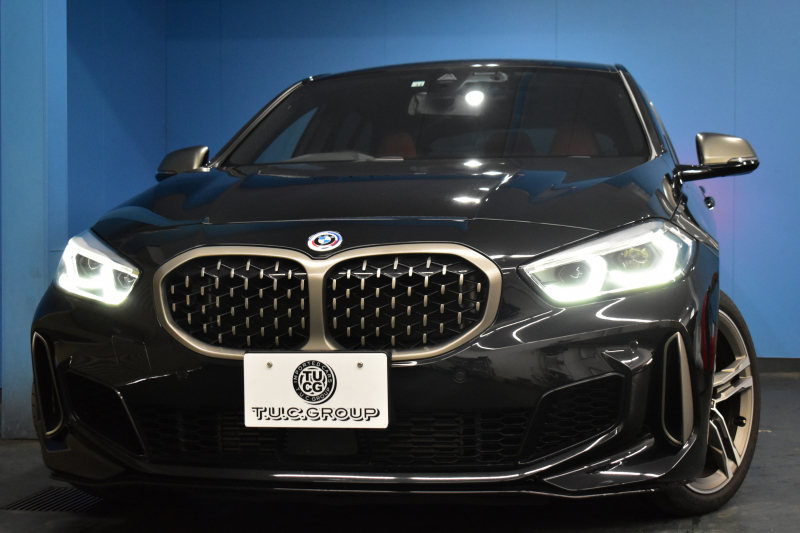 BMW 1シリーズ M135i xDrive 4WD ﾌﾟﾗｽ&ｽﾄﾚｰｼﾞ&ﾅﾋﾞｹﾞｰｼｮﾝP ﾋｰﾀｰ付ﾏｸﾞﾏﾚｯﾄﾞﾀﾞｺﾀﾚｻﾞｰ ｱﾀﾞﾌﾟﾃｨﾌﾞｻｽ Mｽﾎﾟｰﾂｼｰﾄ Mｽﾎﾟｰﾂﾌﾞﾚｰｷ Mｼｰﾄﾍﾞﾙﾄ 追従ACC Pｱｼｽﾄ ﾗｲﾌﾞｺｯｸﾋﾟｯﾄ ﾀｯﾁﾊﾟﾈﾙﾅﾋﾞ ｱｯﾌﾟﾙｶｰﾌﾟﾚｲ LEDﾍｯﾄﾞﾗｲﾄ 2年保証