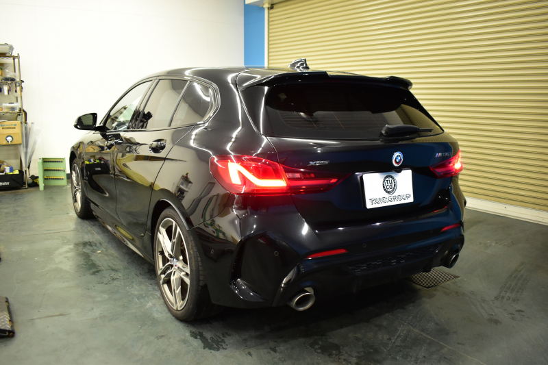 BMW 1シリーズ M135i xDrive 4WD ﾌﾟﾗｽ&ｽﾄﾚｰｼﾞ&ﾅﾋﾞｹﾞｰｼｮﾝP ﾋｰﾀｰ付ﾏｸﾞﾏﾚｯﾄﾞﾀﾞｺﾀﾚｻﾞｰ ｱﾀﾞﾌﾟﾃｨﾌﾞｻｽ Mｽﾎﾟｰﾂｼｰﾄ Mｽﾎﾟｰﾂﾌﾞﾚｰｷ Mｼｰﾄﾍﾞﾙﾄ 追従ACC Pｱｼｽﾄ ﾗｲﾌﾞｺｯｸﾋﾟｯﾄ ﾀｯﾁﾊﾟﾈﾙﾅﾋﾞ ｱｯﾌﾟﾙｶｰﾌﾟﾚｲ LEDﾍｯﾄﾞﾗｲﾄ 2年保証