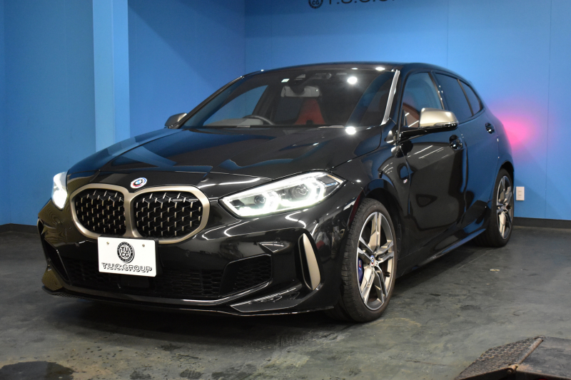 BMW 1シリーズ M135i xDrive 4WD ﾌﾟﾗｽ&ｽﾄﾚｰｼﾞ&ﾅﾋﾞｹﾞｰｼｮﾝP ﾋｰﾀｰ付ﾏｸﾞﾏﾚｯﾄﾞﾀﾞｺﾀﾚｻﾞｰ ｱﾀﾞﾌﾟﾃｨﾌﾞｻｽ Mｽﾎﾟｰﾂｼｰﾄ Mｽﾎﾟｰﾂﾌﾞﾚｰｷ Mｼｰﾄﾍﾞﾙﾄ 追従ACC Pｱｼｽﾄ ﾗｲﾌﾞｺｯｸﾋﾟｯﾄ ﾀｯﾁﾊﾟﾈﾙﾅﾋﾞ ｱｯﾌﾟﾙｶｰﾌﾟﾚｲ LEDﾍｯﾄﾞﾗｲﾄ 2年保証